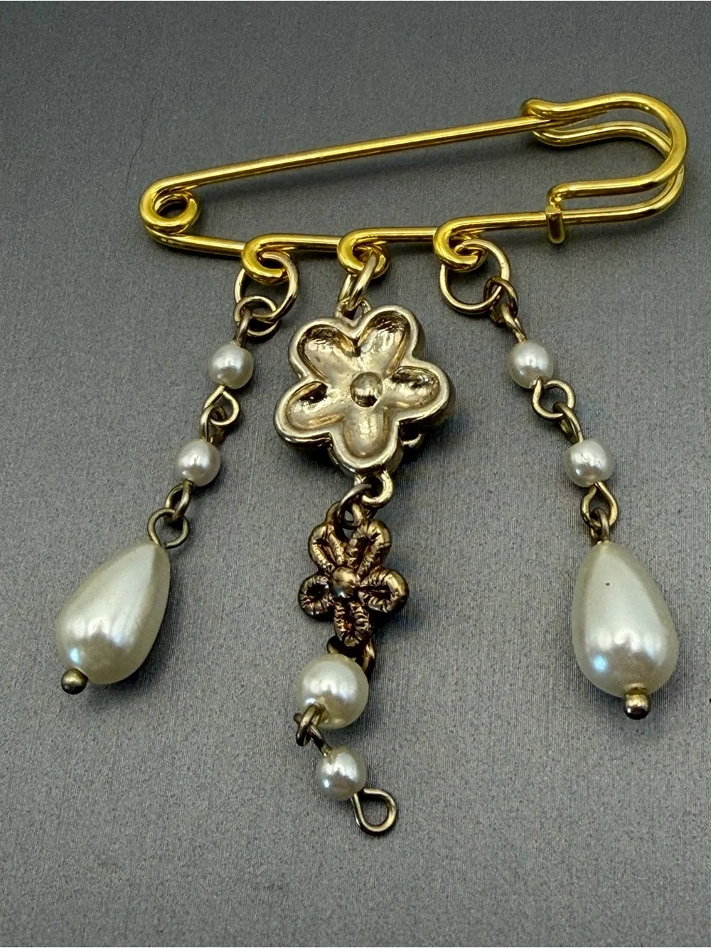Light Yellow Resin Flower and Pearl Drop Safety Pin Brooch Gold Tone